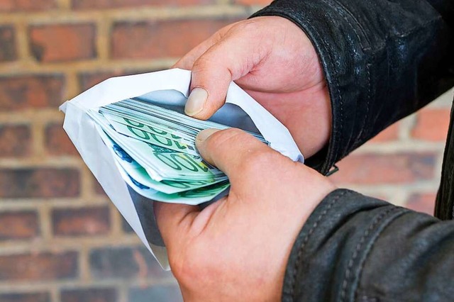 Ein Angestellter in der Kehler  Stadtverwaltung soll Geld angenommen haben.  | Foto: jensrother  (stock.adobe.com)