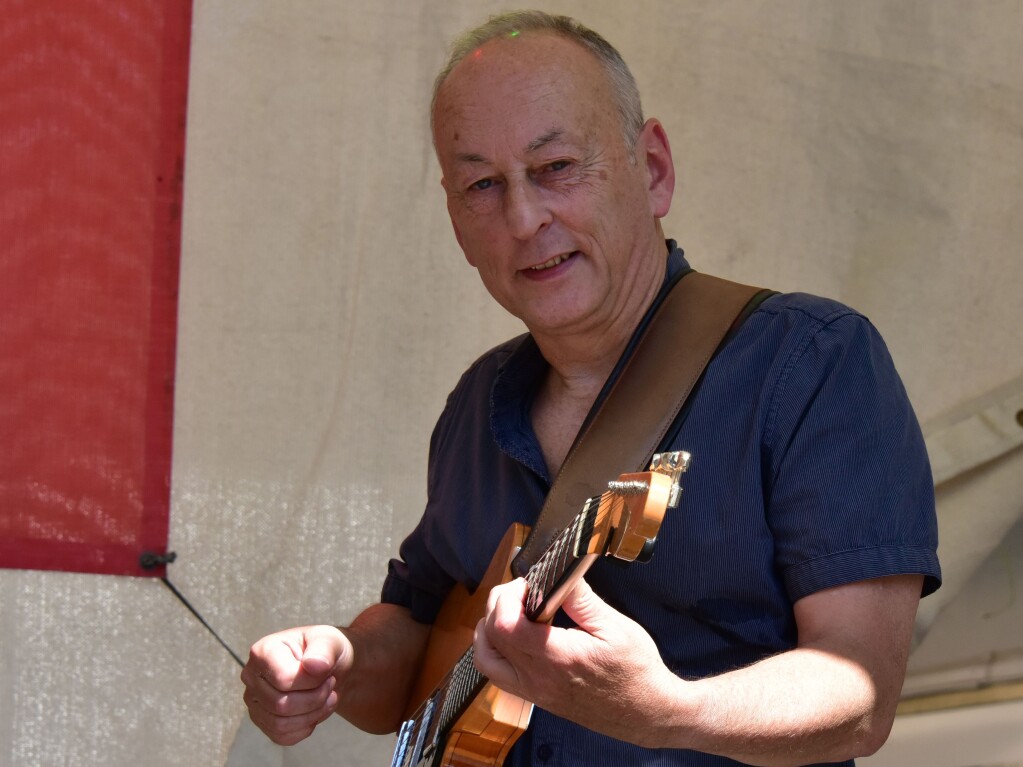 Neowise: In klassischer Besetzung mit Saxofon wurden die Wein&Musik-Besucher am Sonntagnachmittag  am Kronenplatz unterhalten.