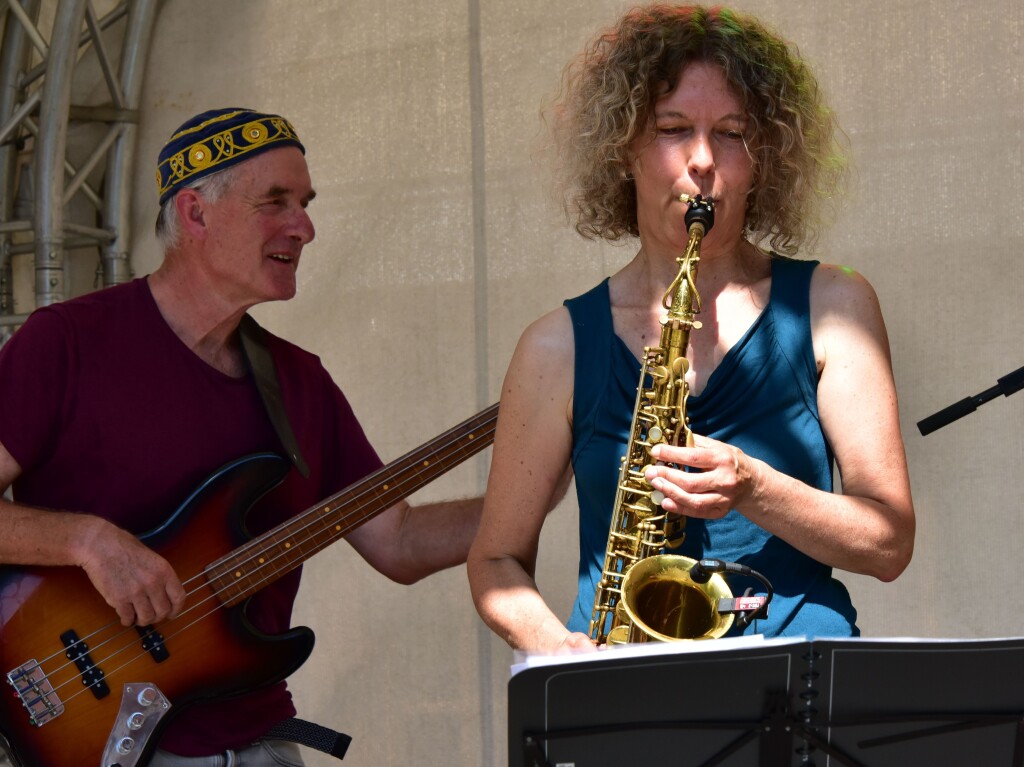 Neowise: In klassischer Besetzung mit Saxofon wurden die Wein&Musik-Besucher am Sonntagnachmittag  am Kronenplatz unterhalten.