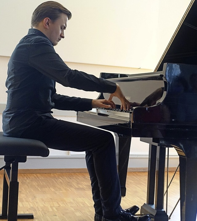 Der junge Pianist Nikita Volov beeindr...gramm und brillantem Spiel am Klavier.  | Foto: Roswitha Frey