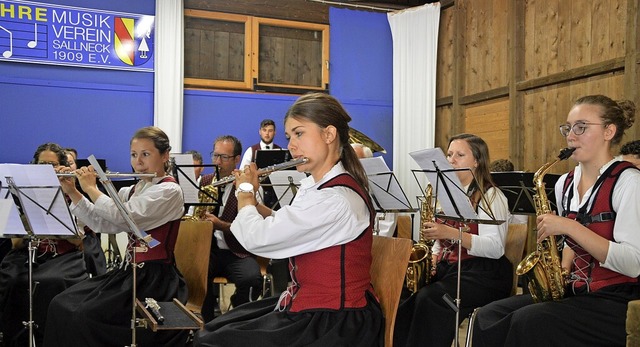 Der Musikverein Ewattingen begeisterte...em unterhaltsamen Frhschoppenkonzert.  | Foto: Edgar Steinfelder