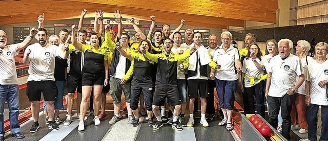 Die erfolgreichen Kegler des KSV Hlzl... die zweite Bundesliga geschafft ist.   | Foto: Verein