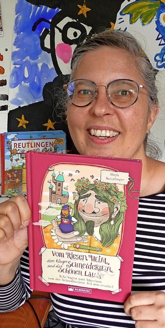 Steph Burlefinger mit ihrem neuen Mrchenbuch.  | Foto: Katja Ruhardt