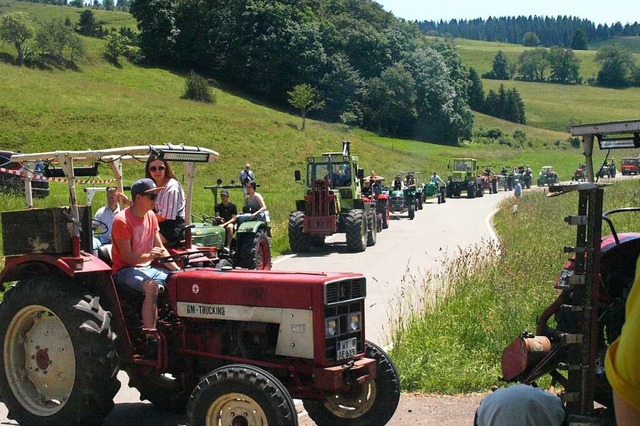 Am Nachmittag traf die Traktoren-Proze...sitzer  zur Abfahrt getroffen hatten.   | Foto: Karin Stckl-Steinebrunner