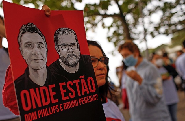 Ein Plakat mit den Portrts von Dom Phillips (l.) und Bruno Araujo Pereira  | Foto: Bruna Prado (dpa)