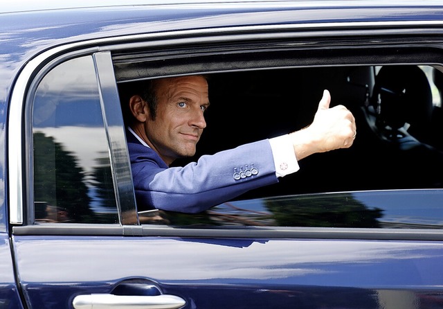 Optimistisch am Montag nach der ersten... Frankreichs Prsident Emmanuel Macron  | Foto: Ludovic Marin (dpa)