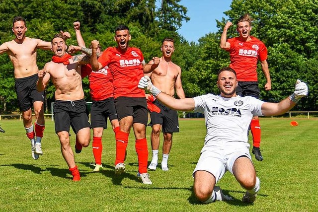 Aufstiegsspiele gesichert: Die Bad Sc...ter Moritz Pfeifer feiern Platz zwei.  | Foto: Gerd Grndl