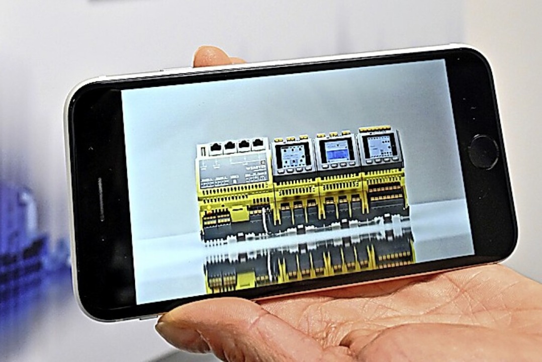 Beim Rundgang kommt das Smartphone immer wieder zum Einsatz.  | Foto: Thomas Kunz