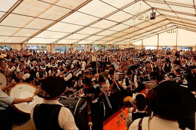 Rund 500 Musikerinnen und Musiker spielten gemeinsam im Festzelt.  | Foto: Kurt Meier