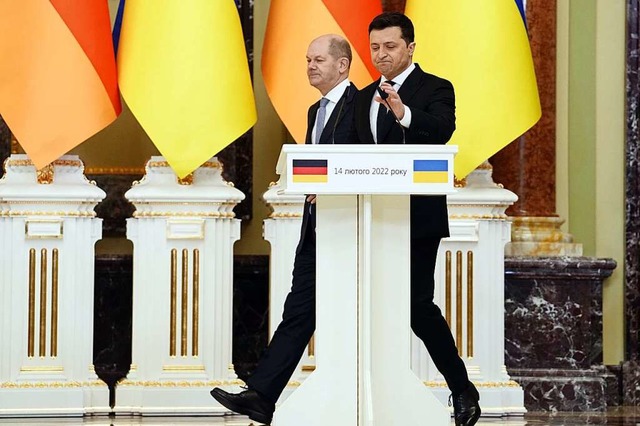 Wolodymyr Selenskyj (r.) und Olaf Scho...sen Besuch in Kiew am 14. Februar 2022  | Foto: Kay Nietfeld (dpa)