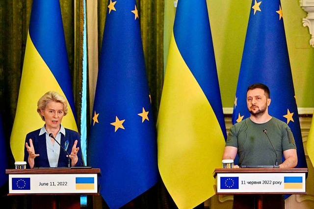 EU-Kommissionsprsidentin Ursula von d...santrag der Ukraine nach Kiew gereist.  | Foto: SERGEI SUPINSKY (AFP)