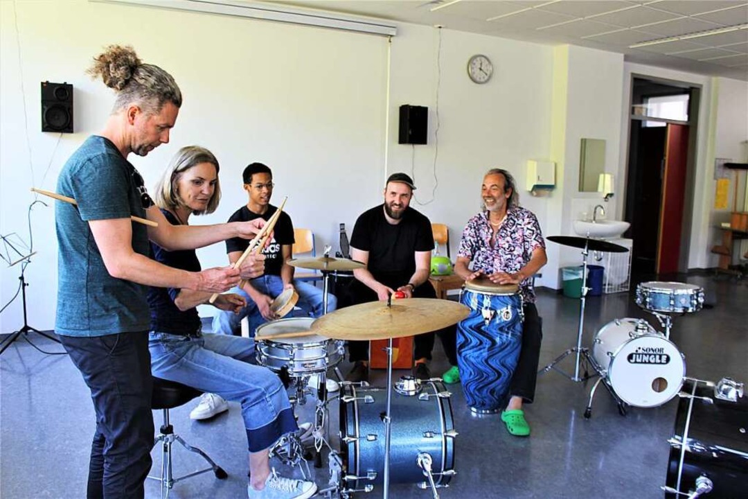 Perkussionist Sebastian König  zeigt den Teilnehmern, wie man  Drumsticks hält.  | Foto: Eva Buchholz