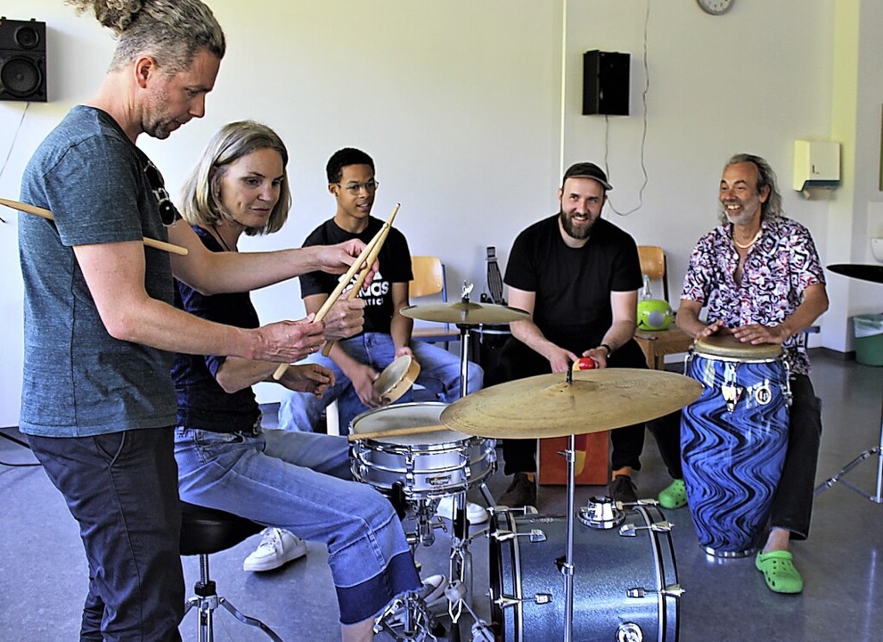 Perkussionist Sebastian König  zeigt den Teilnehmern, wie man  Drumsticks hält.  | Foto: Eva Buchholz