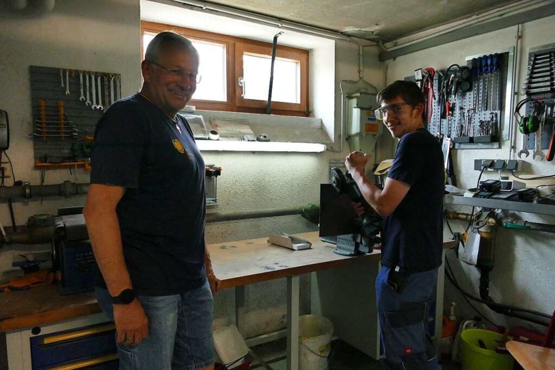 Jürgen Dau (links) und Marcel Karle in ihrer kleinen Werkstatt  | Foto: Hannah Steiert