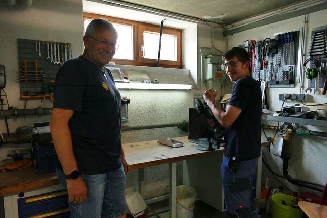 Jrgen Dau (links) und Marcel Karle in ihrer kleinen Werkstatt  | Foto: Hannah Steiert