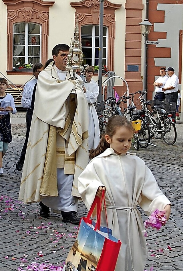 Dekan Matthias Brkle wird die Hostie ...onstranz durch die Innenstadt tragen.   | Foto: Barbara Puppe