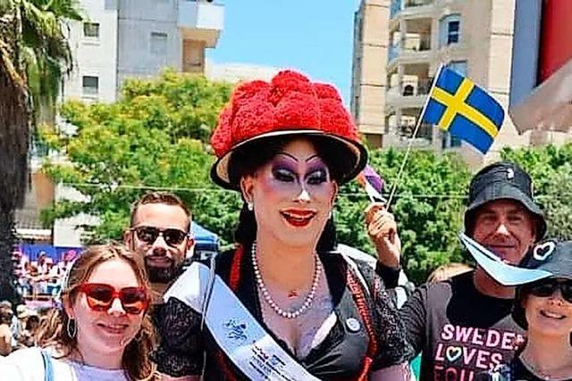 170.000 Leute bei der Gay Pride Parade in Tel Aviv – und Betty BBQ mit Bollenhut
