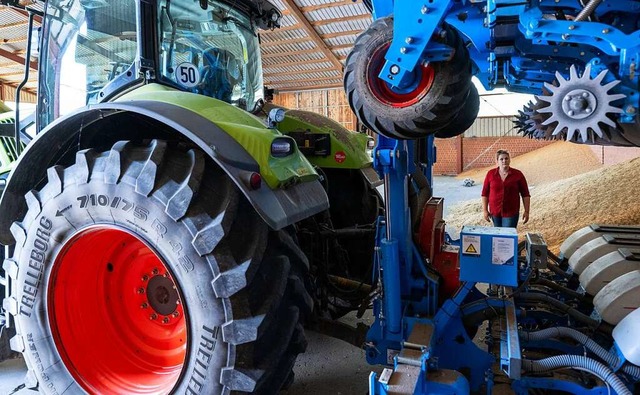 Maschinen spielen in der heutigen Landwirtschaft eine sehr wichtige Rolle.   | Foto: Hendrik Schmidt (dpa)