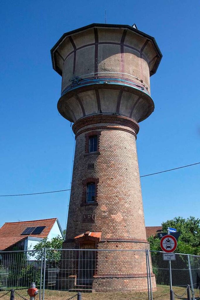 Der Neuenburger Wasserturm wurde 1901 erbaut.  | Foto: Volker Mnch