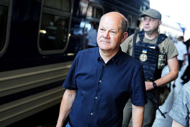 Bundeskanzler Olaf Scholz (SPD) kommt am Bahnhof in Kiew an.  | Foto: Kay Nietfeld (dpa)