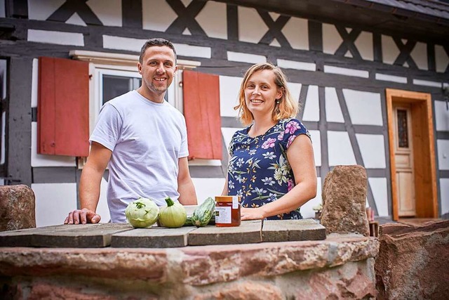 Lukas und Anna Dittus vor ihrem Haus mit Brunnen.  | Foto: Michael Bode