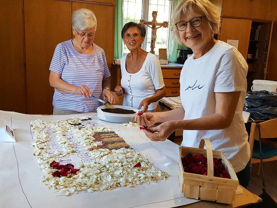 Lucia Slotosch, Hilde Billharz und Ann...sbach bereiten die Blumenteppiche vor.  | Foto: Beate Zehnle-Lehmann