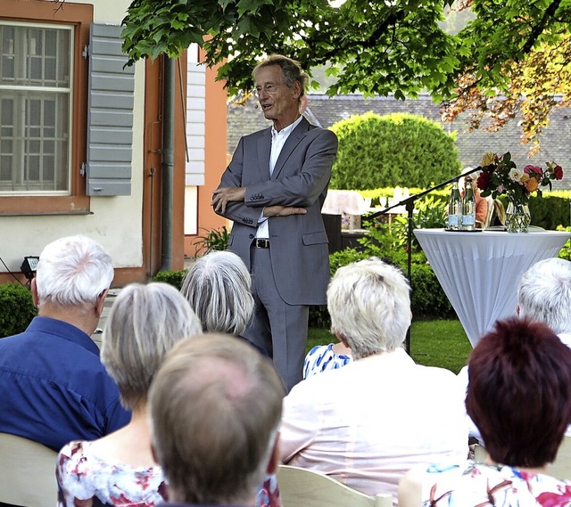 Bestsellerautor Bernhard Schlink bei seiner Lesung auf Schloss Brgeln  | Foto: Dorothee Philipp