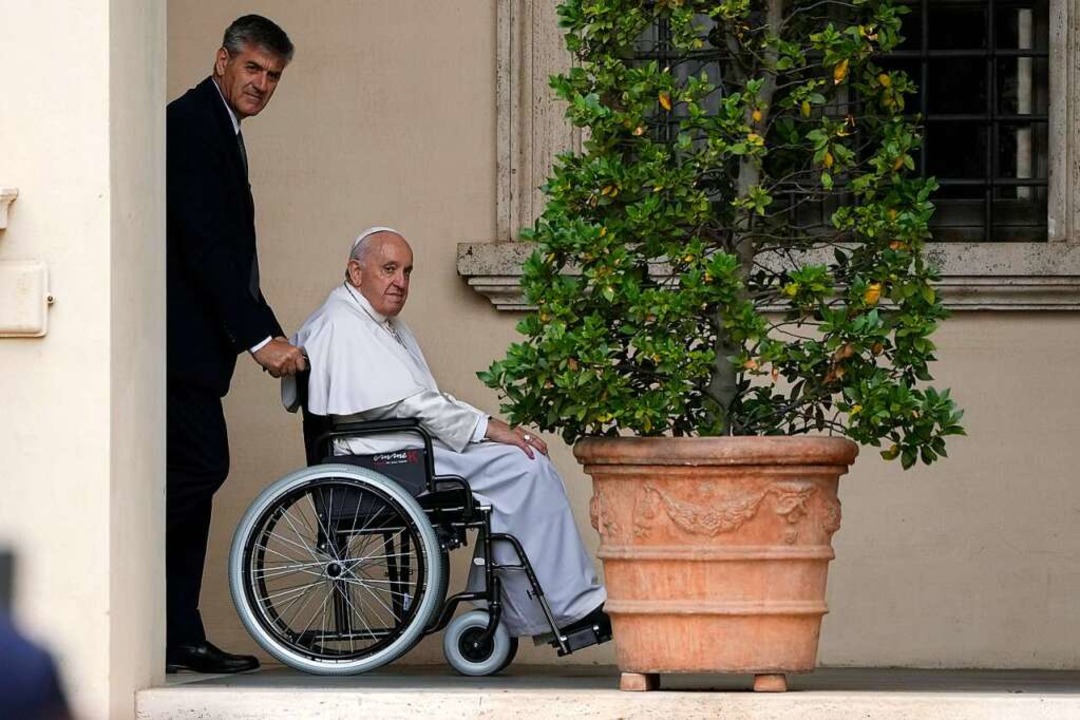 Papst Franziskus kommt in einem Rollst...er 85-Jährige klagt über Knieprobleme.  | Foto: Alessandra Tarantino (dpa)