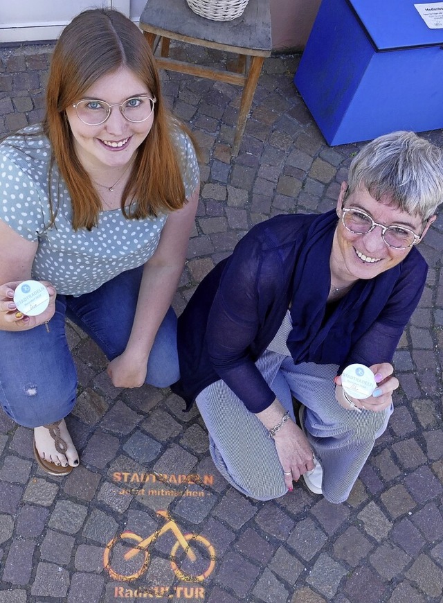 Lisa-Marie Maier (links) und Petra Kai...tes Logo wirbt  fr die Veranstaltung.  | Foto: Stefan Limberger-Andris
