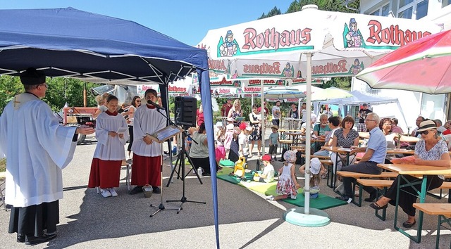 Whrend eines Wortgottesdienstes segne...atz an der alten Schule in Dillendorf.  | Foto: Heidi Rombach