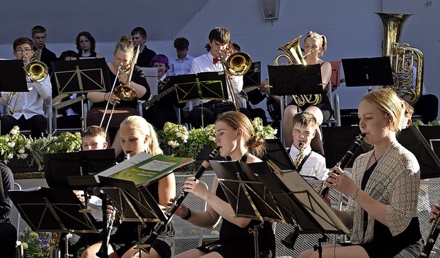 Viele der jungen Musiker spielen ihr Instrument bereits seit zehn Jahren.  | Foto: Bernadette Andr