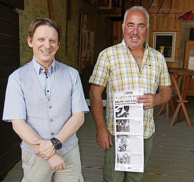 Inhaber Klaus Brandl (rechts) und Kult...gramm der Kulturscheune Enkendorf vor.  | Foto: Michael Gottstein