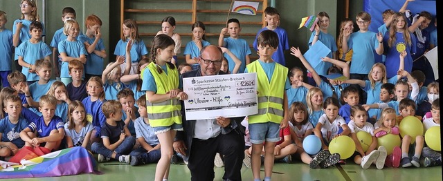 Schler der Grundschule Rimsingen ber...ratur der Schule in Butscha (Ukraine).  | Foto: Christine Weirich