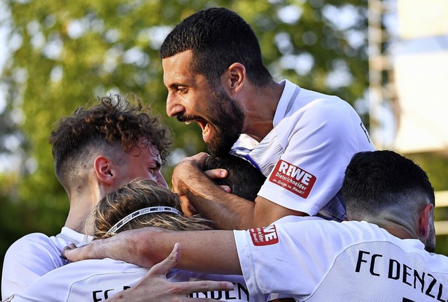 In der Spielertraube obenauf und am Sa...satztrainer auf der Bank: Erdem Bayram  | Foto: Achim Keller