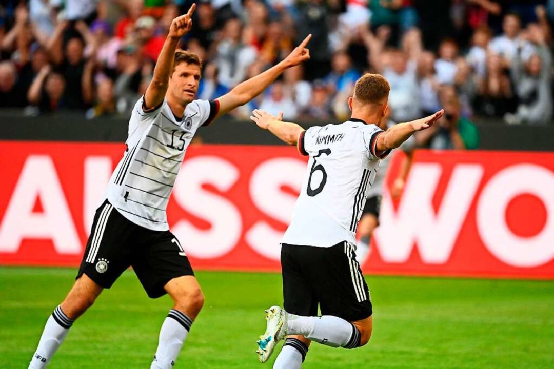 Thomas Müller freut sich mit Joshua Kimmich (rechts)  über dessen Tor zum 1:0.  | Foto: INA FASSBENDER (AFP)
