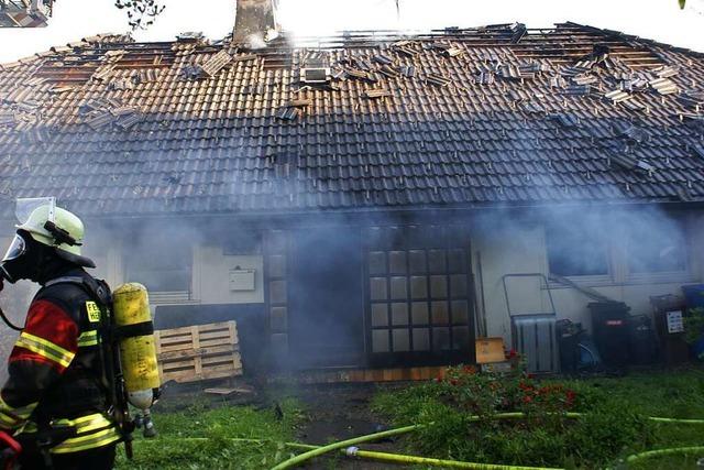 Haus brennt in Görwihl – 100 Feuerwehrleute im Einsatz