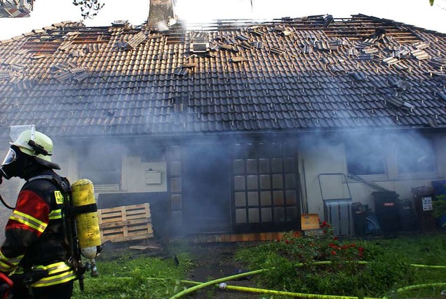 Beim Brand in Strittmatt sind ber 100 Feuerwehrleute im Einsatz.  | Foto: Werner Probst