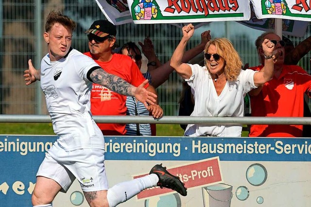 Felix Ohlhauser gelingen in der Verln...ie Fans im Hintergrund freut&#8217;s.   | Foto: Wolfgang Scheu