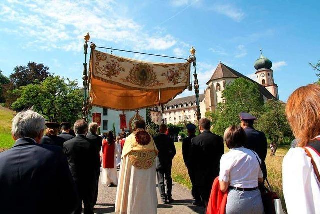 Fronleichnams-Prozession in St. Trudpert mit neuem Pfarrer und farbenprächtigen Blumenteppichen
