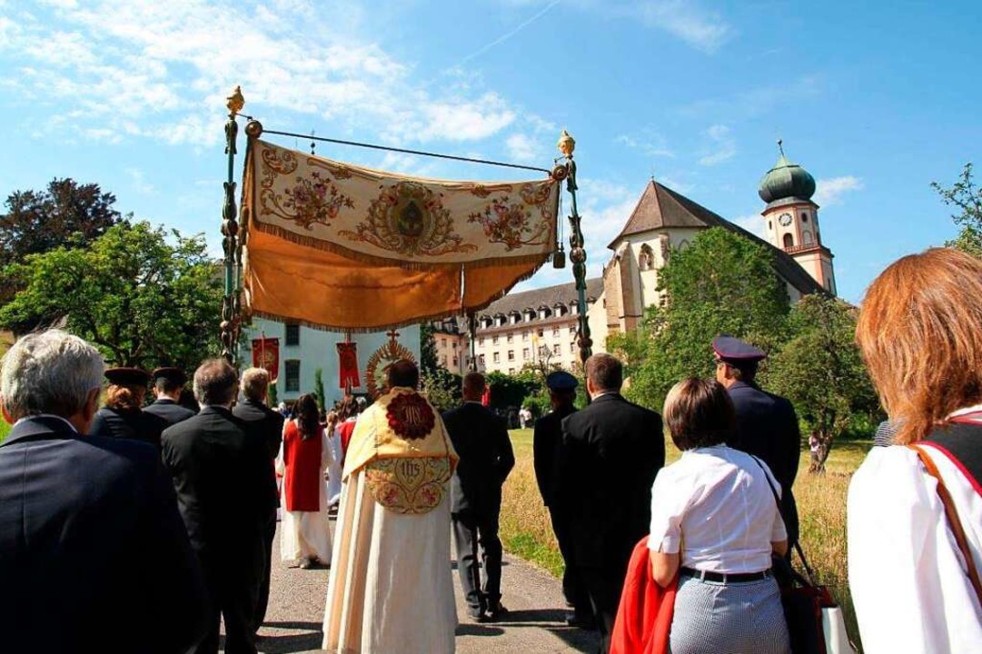 Fronleichnamsfest in St. Trudpert mit ...ion und mannigfaltigen Blumenteppichen  | Foto: Lioba Riesterer