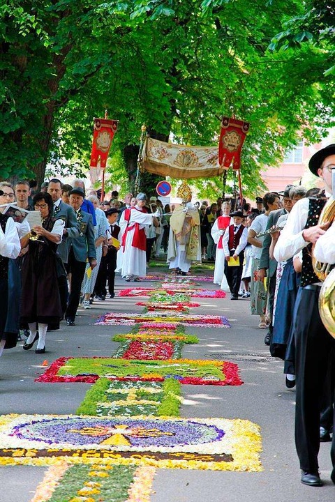 Fronleichnamsfest in St. Trudpert mit ...ion und mannigfaltigen Blumenteppichen  | Foto: Lioba Riesterer