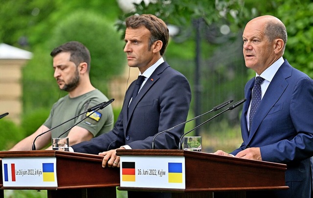 Bundeskanzler Olaf Scholz (SPD, rechts...sidenten Wolodymyr Selenskyj in Kiew   | Foto: SERGEI SUPINSKY (AFP)