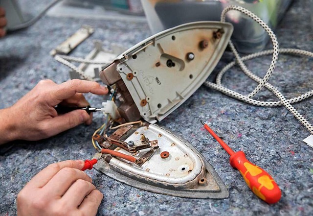 Reparatur statt Tonne: Es muss nicht immer ein neues Gert sein (Symbolbild).  | Foto: Florian Schuh (dpa)