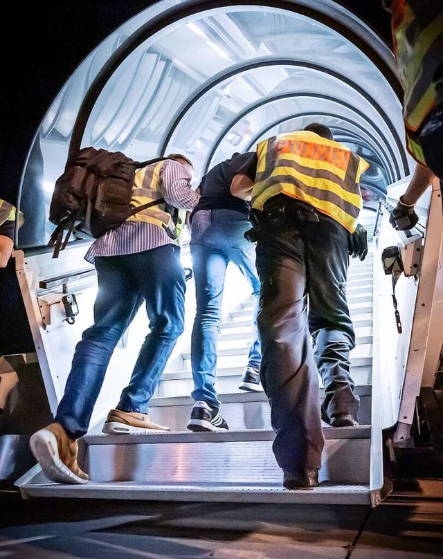 Ein Mann, dessen Aufenthalt in Deutsch...ass ihn zurck in seine Heimat bringt.  | Foto: Michael Kappeler (dpa)