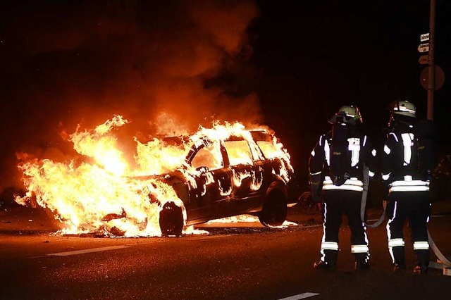 Das Fahrzeug, das in der Dr.-Georg-Sch...e Feuer fing, brannte vollstndig aus.  | Foto: Wolfgang Knstle