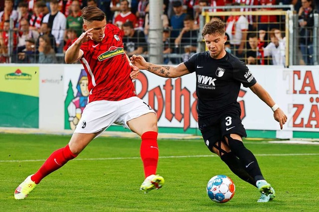 Ermedin Demirovic im Duell mit Mads Pe...FC Augsburg in der vergangenen Saison.  | Foto: Philipp von Ditfurth (dpa)