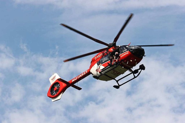 Ein Hubschrauber flog den Verletzten in die Uniklinik nach Freiburg.  | Foto: Bodo Schackow (dpa)