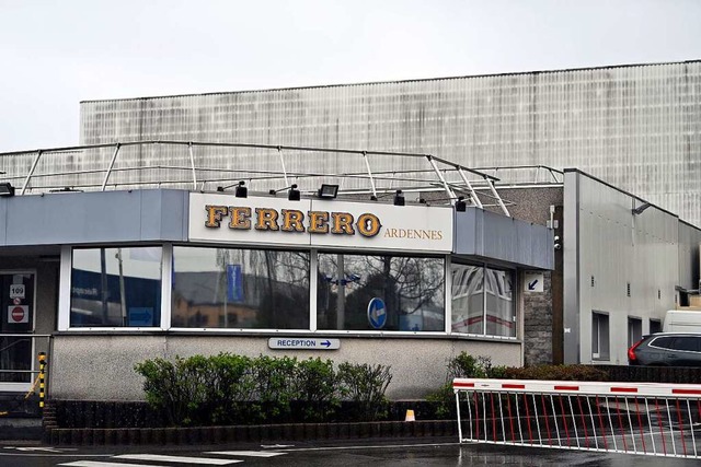 Zufahrt zur Ferrero-Fabrik im belgischen Arlon.  | Foto: Eric Lalmand (dpa)