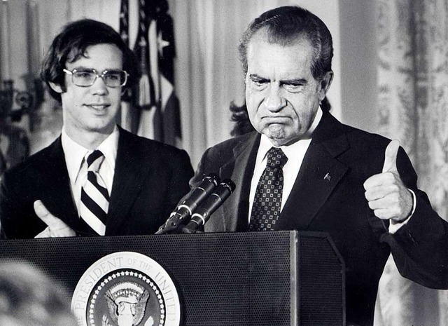 Nixon verabschiedet sich im August 197...on den Angestellten des Weien Hauses.  | Foto: - (AFP)
