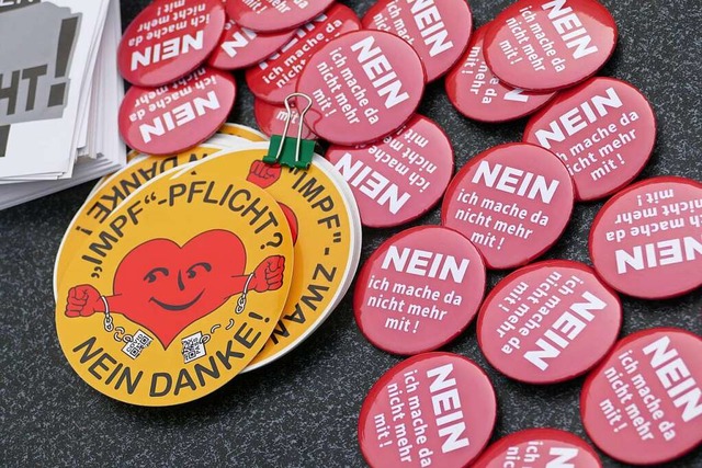 Buttons und Aufkleber bei einer Demo i...n die Einrichtungsbezogene Impfpflicht  | Foto: Helmut Seller